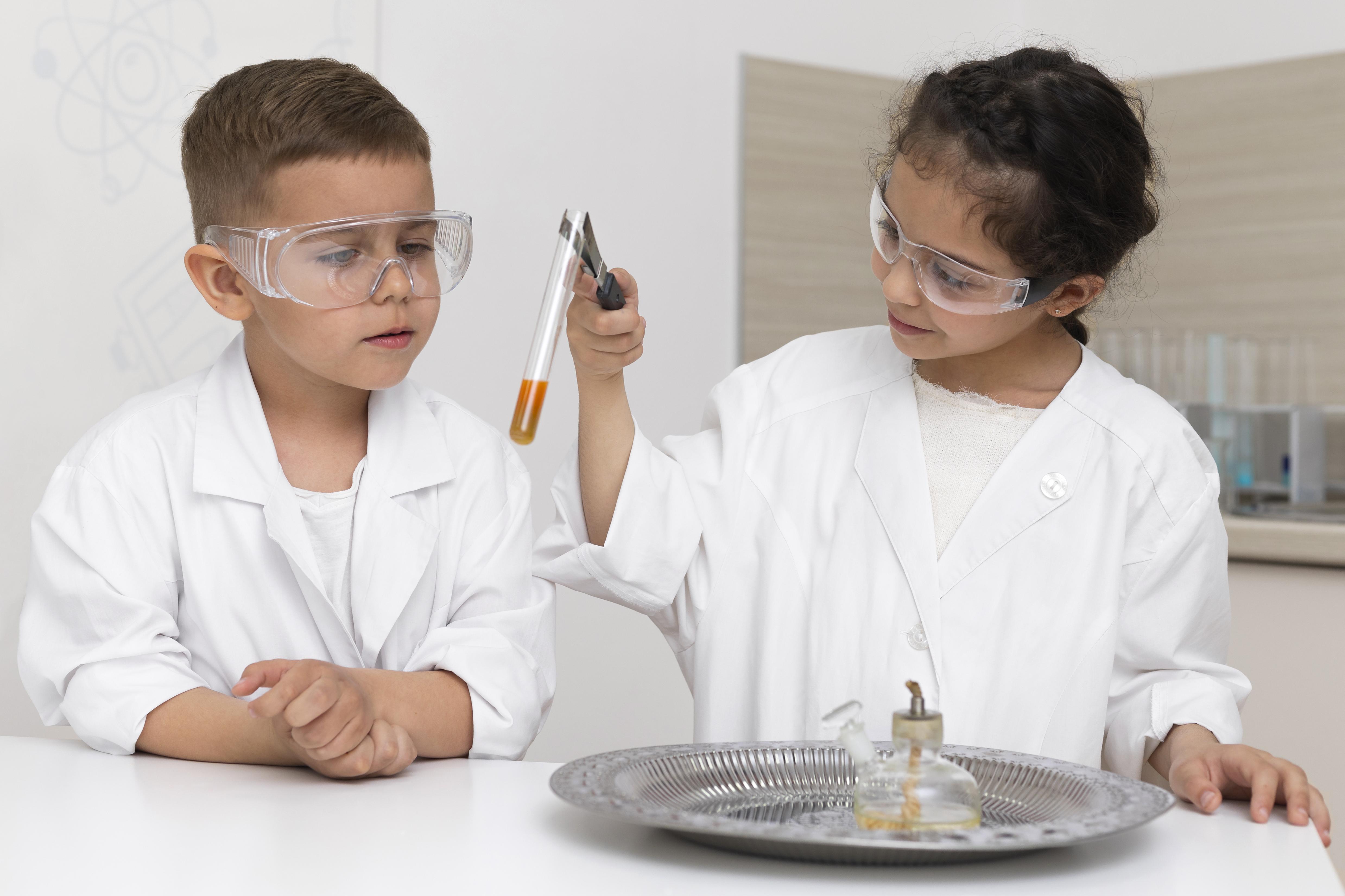 estudiantes-haciendo-experimento-quimico-escuela