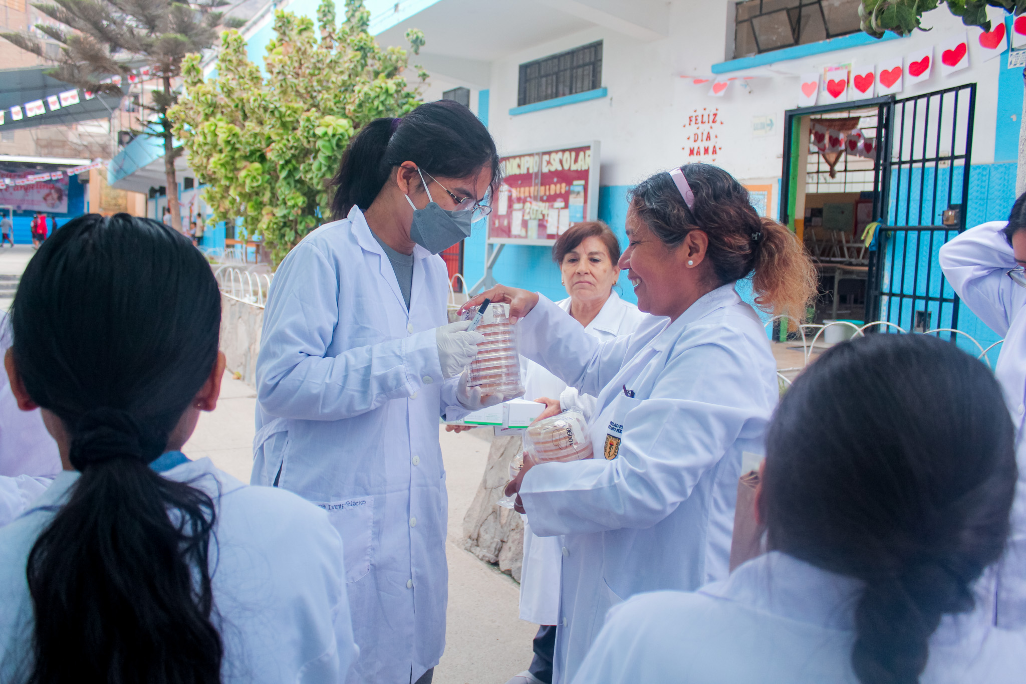 Farmacia Rimac Estudiantes de la carreras de Biología, Nutrición y Farmacia y ...
