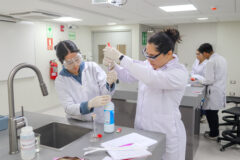 Estudiantes de Ingeniería Ambiental realizaron práctica de laboratorio sobre caracterización de aguas residuales