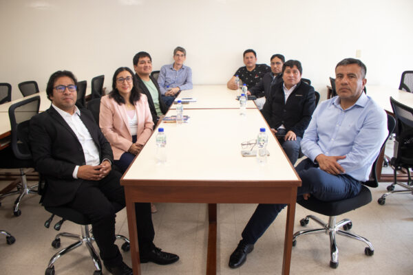 Foto grupal con la delegación de la UNH