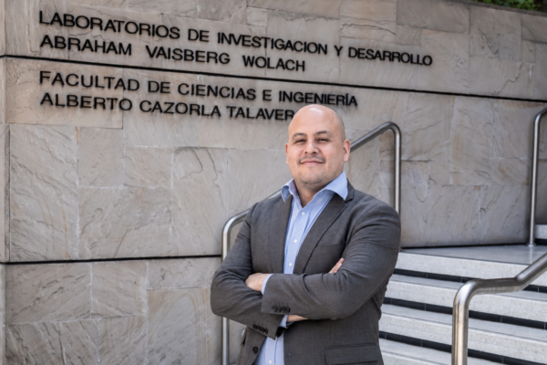Retrato-frente-al-laboratorio-institucional